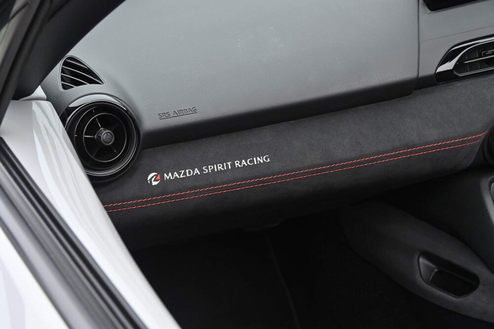 Mazda 12R iç mekan Alcantara trim detay