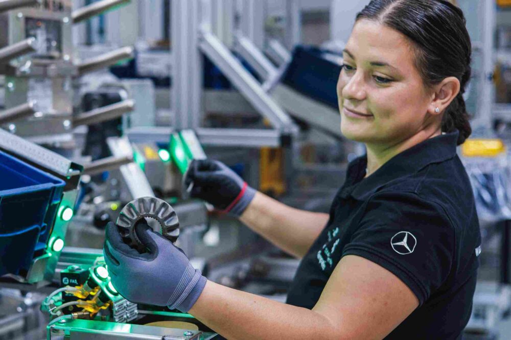 Mercedes-Benz GLC elektrikli aktarma organı üretimi Sebeş Star Assembly tesisinde başladı
