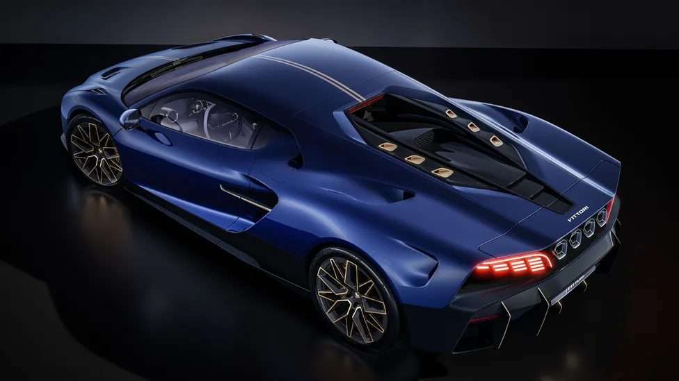 Turbio hypercar’ın yan profili — düşük tavan çizgisi, karbon fiber detaylar ve aktif aerodinamik kanat yapısı.