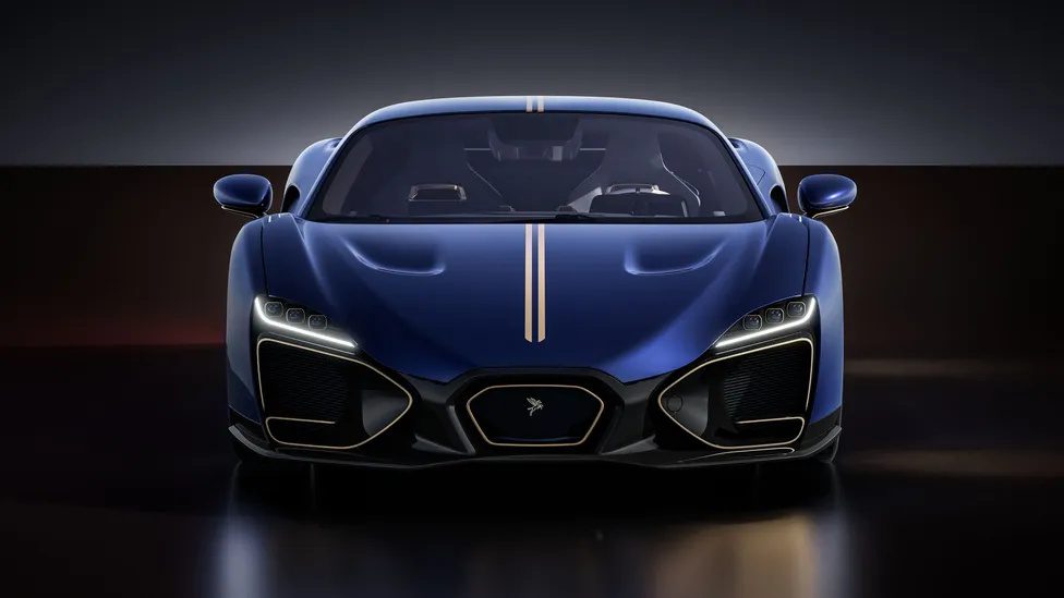 AI ile şekillendirilen Pininfarina ön ızgara ve ince LED farlara sahip Vittori Turbio hypercar’ın ön tasarımı.