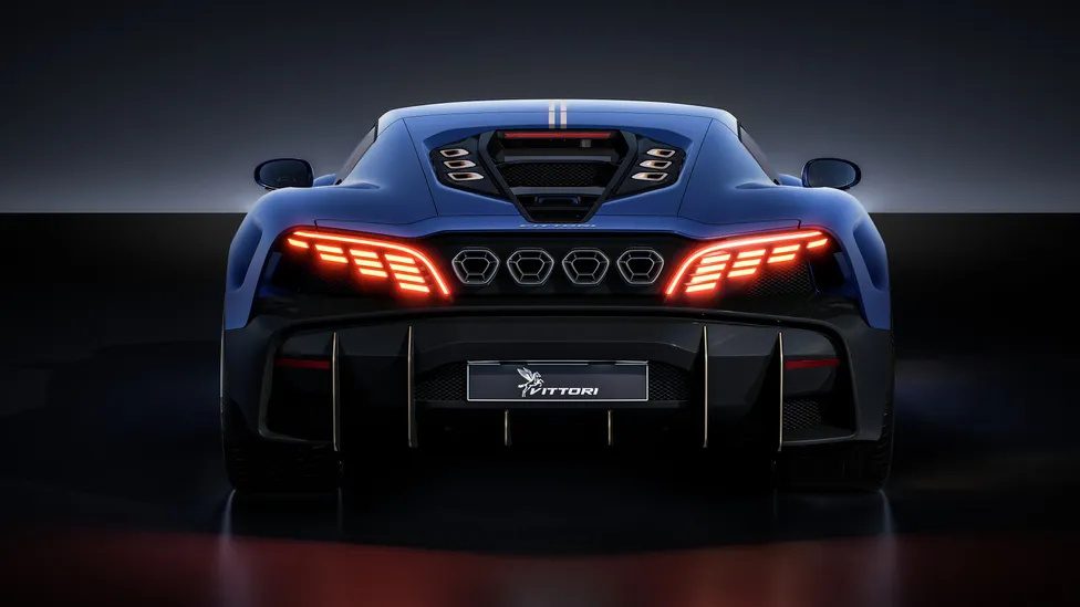 Turbio hypercar’ın dört egzoz çıkışlı arka difüzörü ve X formunda LED stop lambaları.