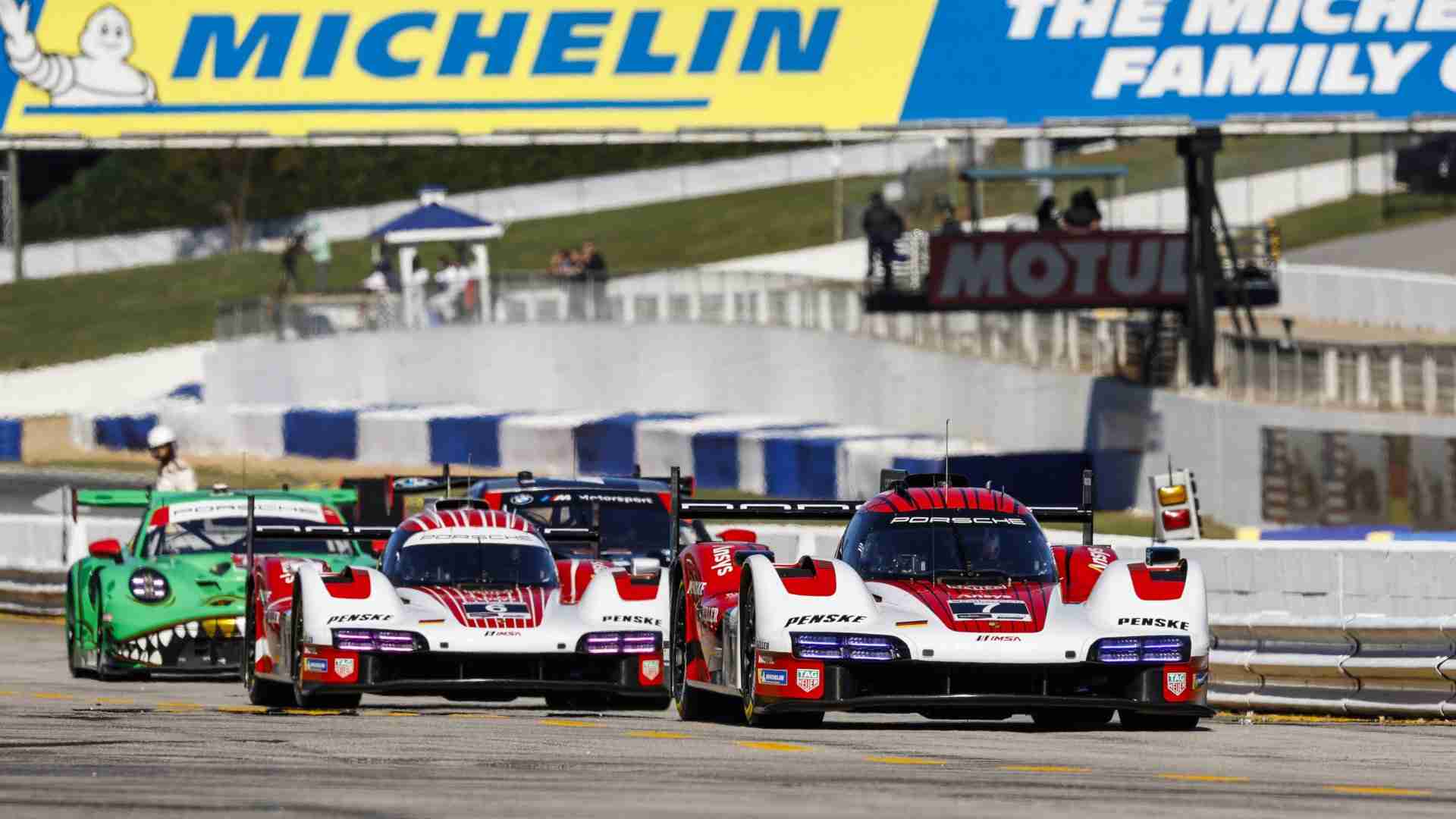 Porsche Penske Motorsport pit ekibi Road Atlanta’da yarışa hazırlanırken