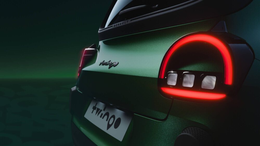 Renault Twingo E-Tech Electric arka stop lambaları ve yeni Twingo logosu – 1993 modeline gönderme yapan tasarım