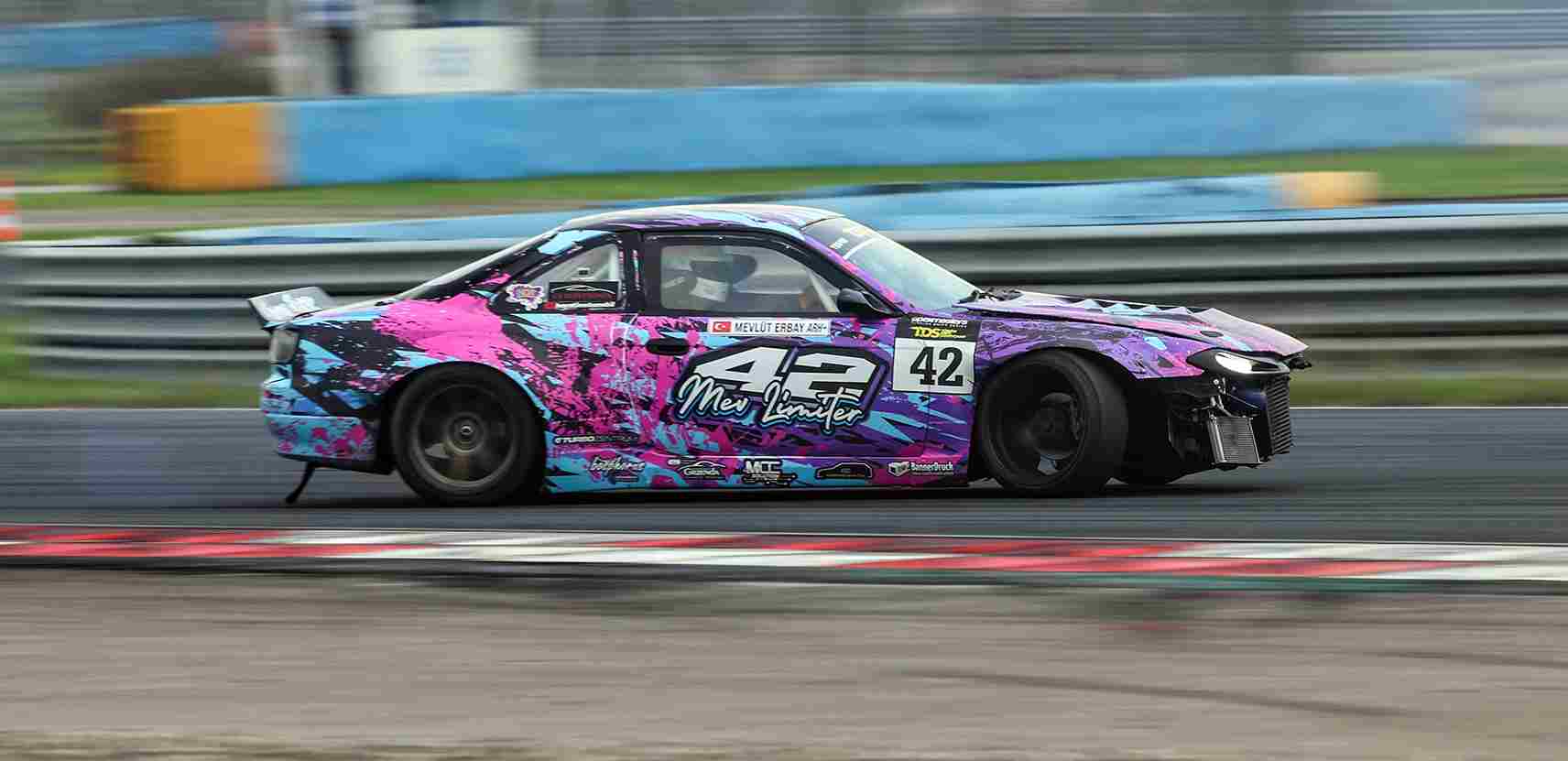 Drift otomobilleri İstanbul Park pistinde mücadele ederken