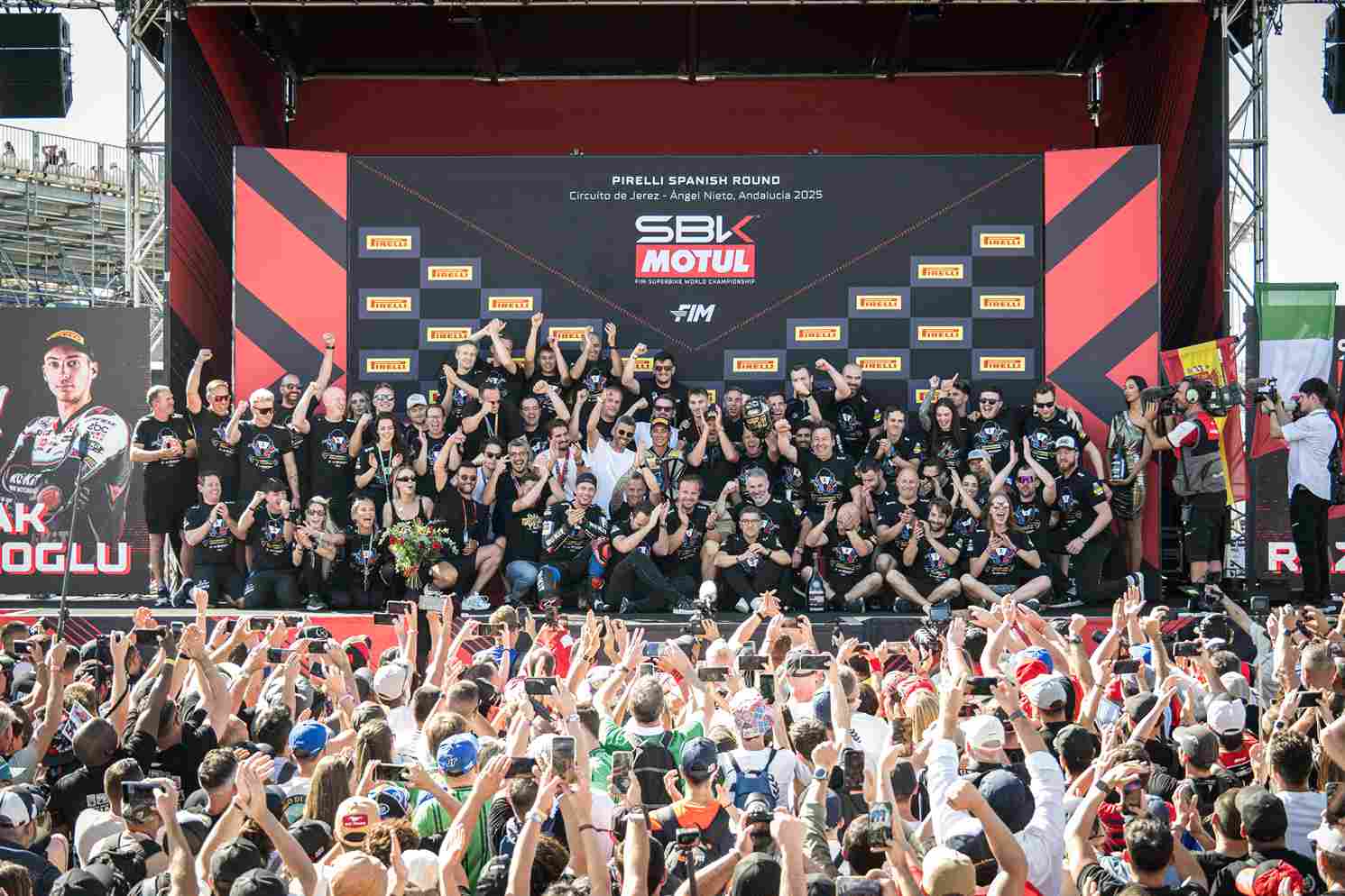 BMW pit ekibi şampiyonluk kutlamasında