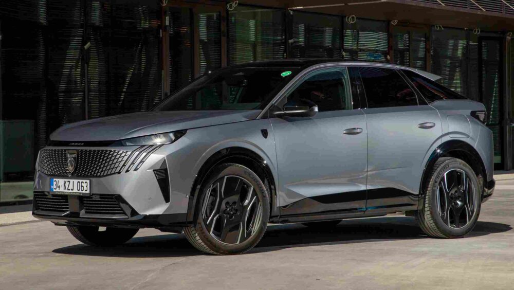 Yeni Peugeot 3008 hibrit SUV modeli, 170 bin TL 0 faizli kredi seçeneğiyle satışta.