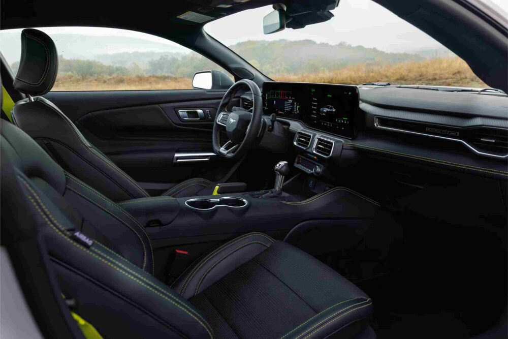 Yeni Ford Mustang RTR iç mekanda Hyper Lime detaylarıyla sportif bir atmosfer yaratıyor