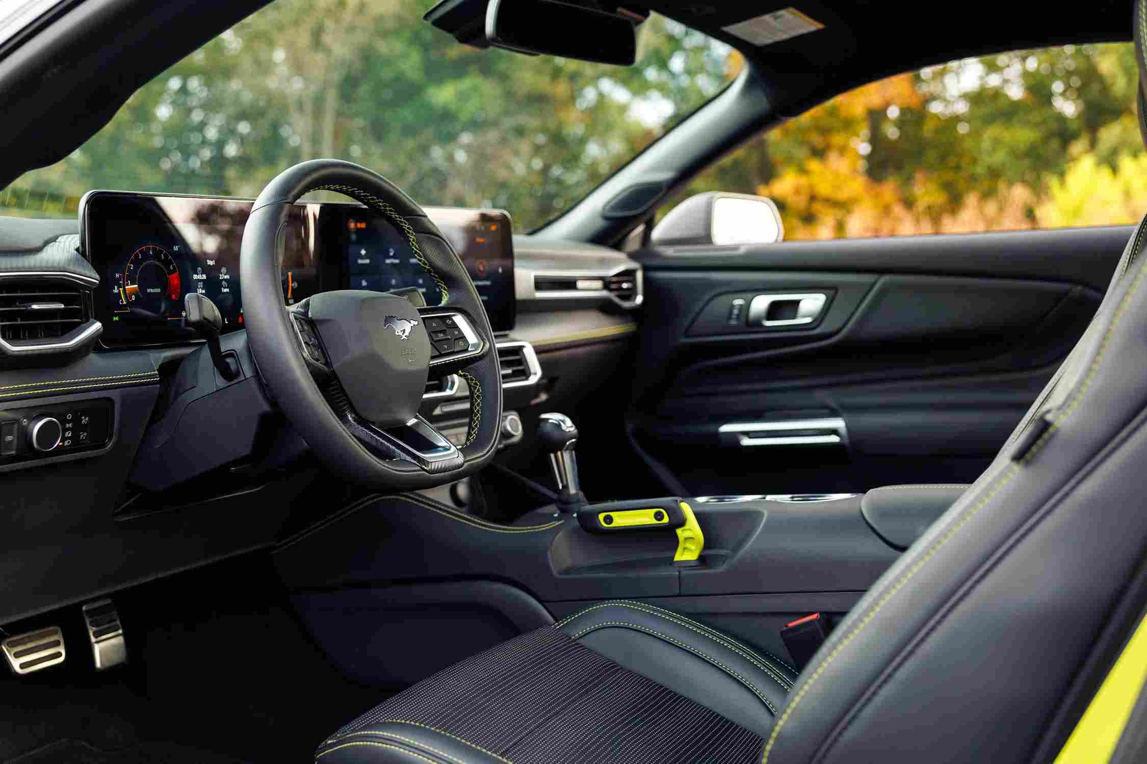 Yeni Ford Mustang RTR iç mekanda Hyper Lime detaylarıyla sportif bir atmosfer yaratıyor