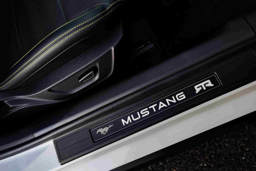 Yeni Ford Mustang RTR iç mekanda Hyper Lime detaylarıyla sportif bir atmosfer yaratıyor