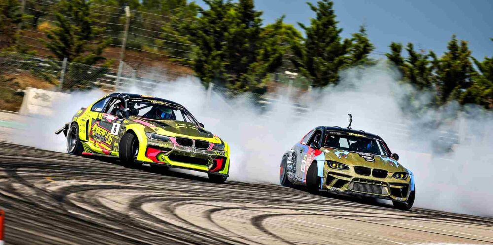 2025 Türkiye Drift Şampiyonası finalinde İstanbul Park pistinde kapı kapıya mücadele eden yüksek performanslı drift otomobilleri