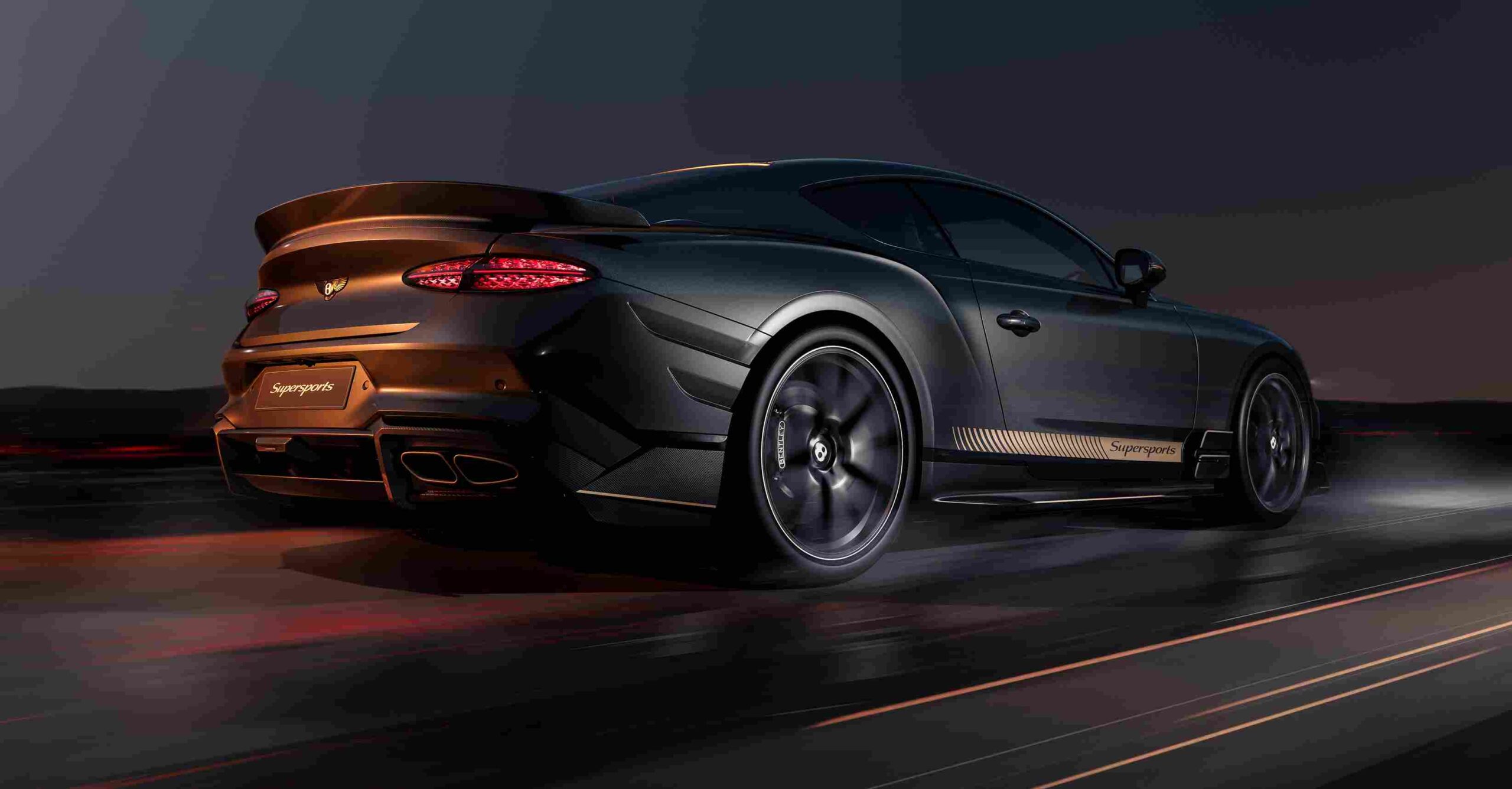 Supersports’un karbon fiber aerodinamik detayları 300 kg ek yere basma kuvveti sağlıyor