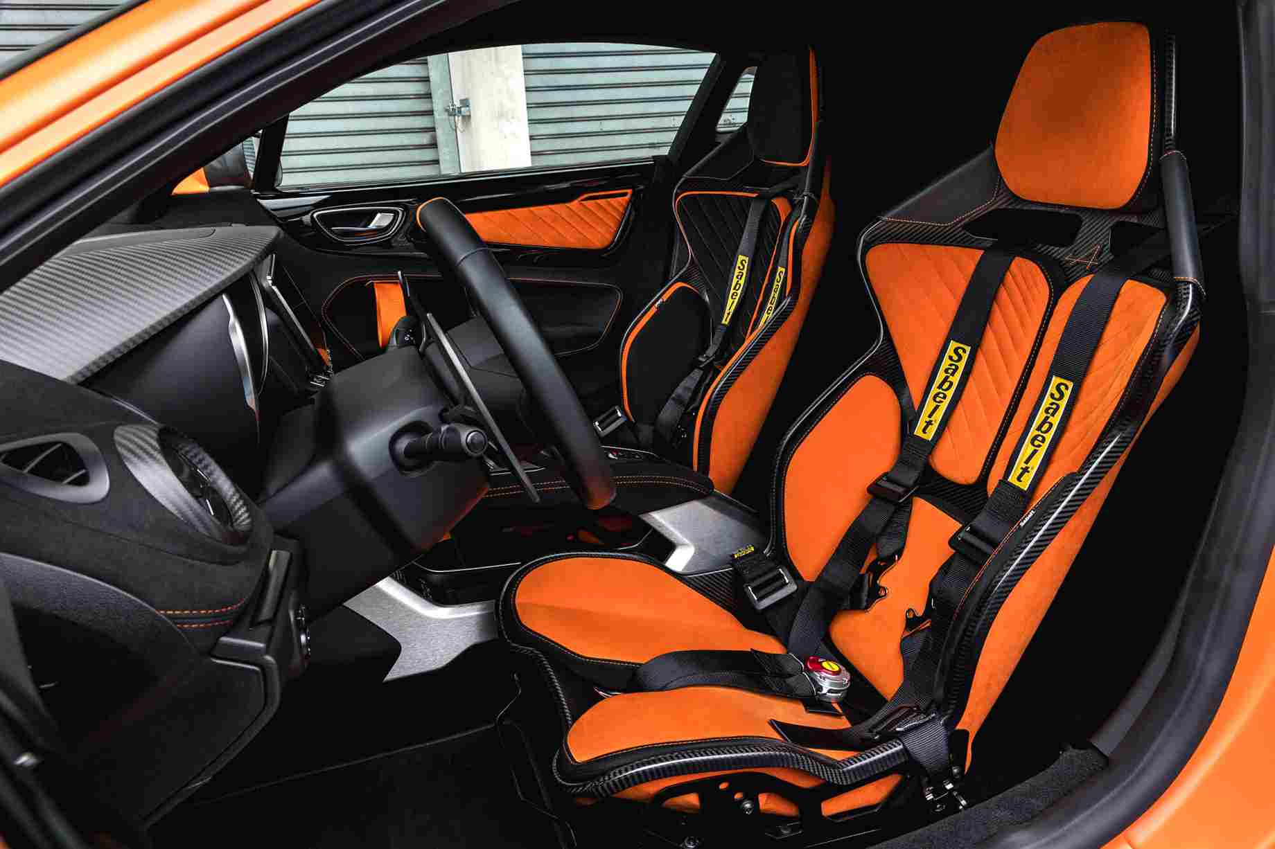 A110 R Ultime kokpit, karbon koltuklar ve pist odaklı iç mekân.