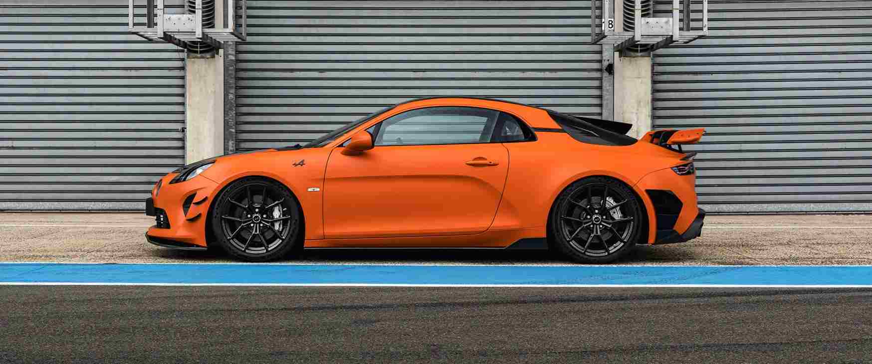 Alpine A110 R Ultime yan profil, karbon gövde ve yarış çizgileri.