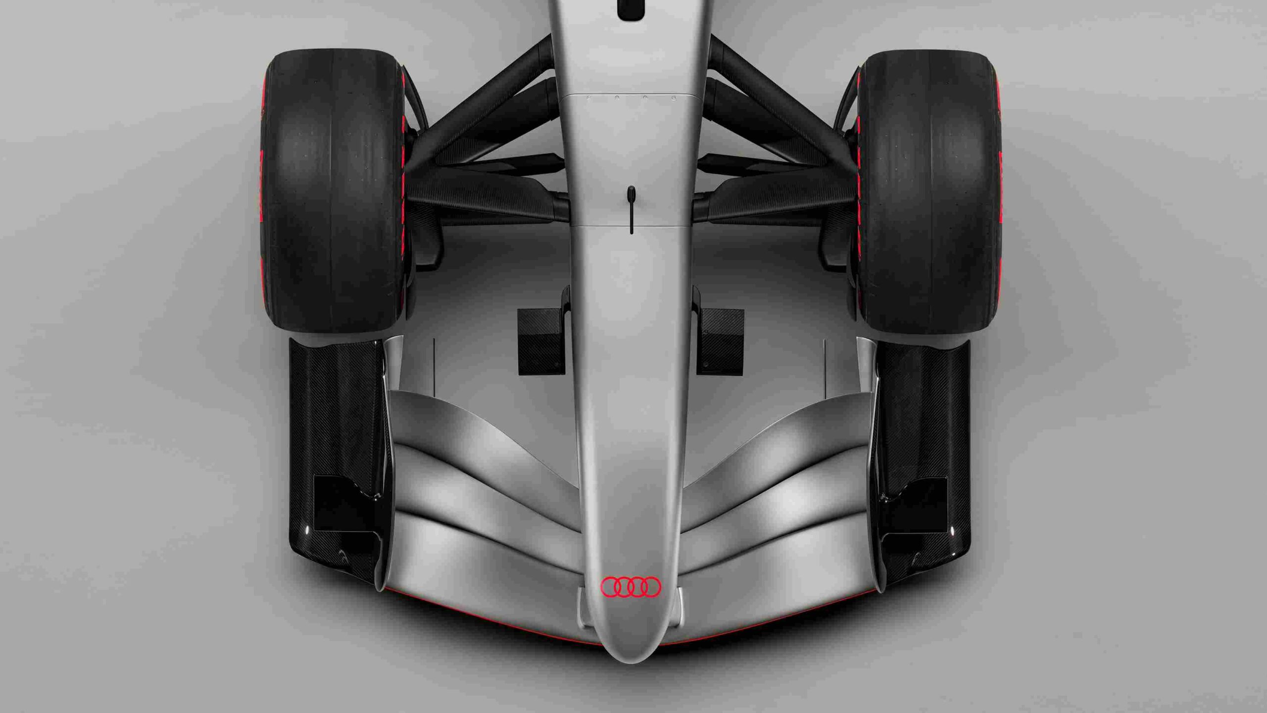 Audi Formula 1 aracı R26 ön görünüm