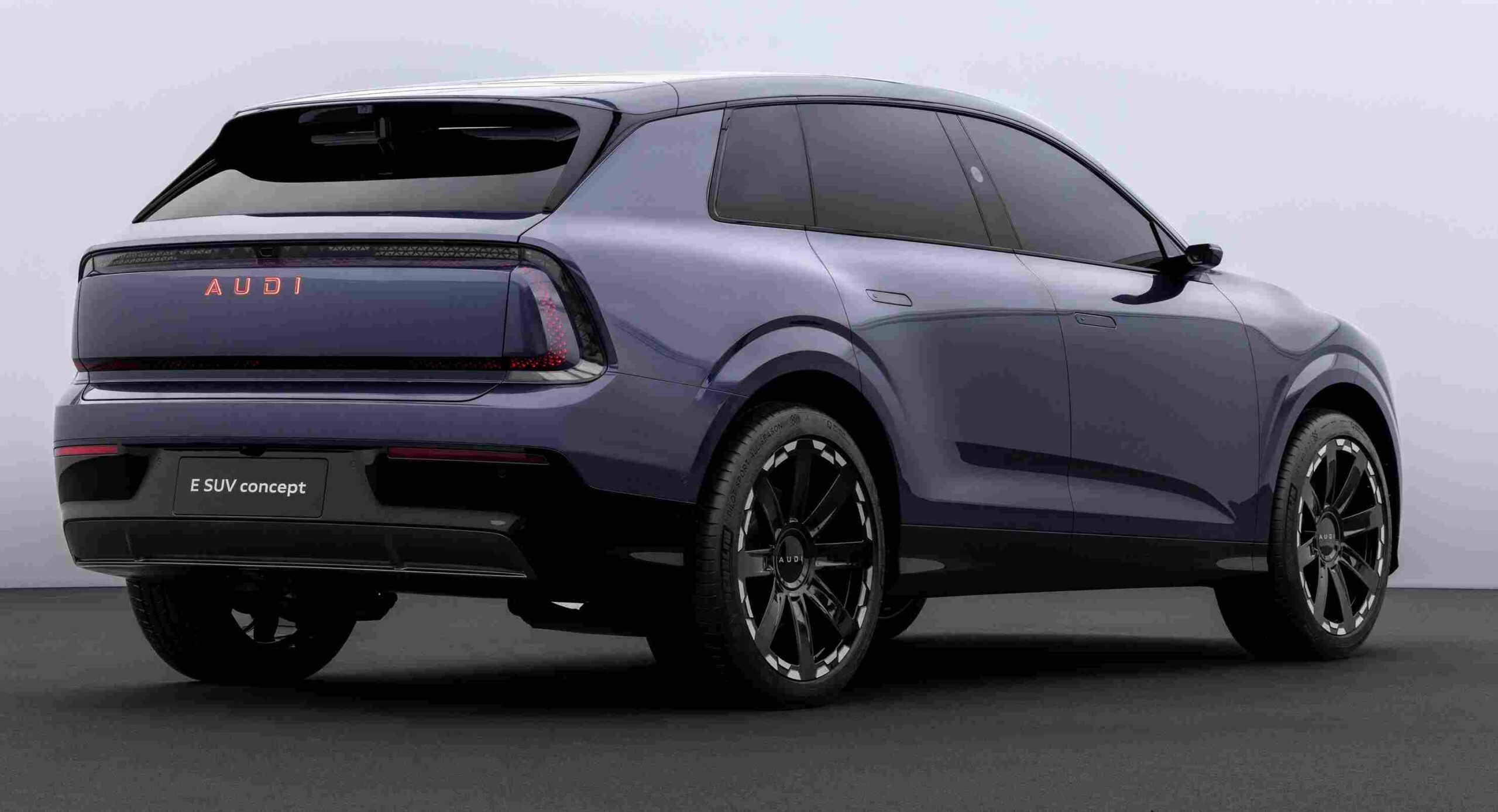 AUDI E SUV Concept’in dijital Matrix LED farları