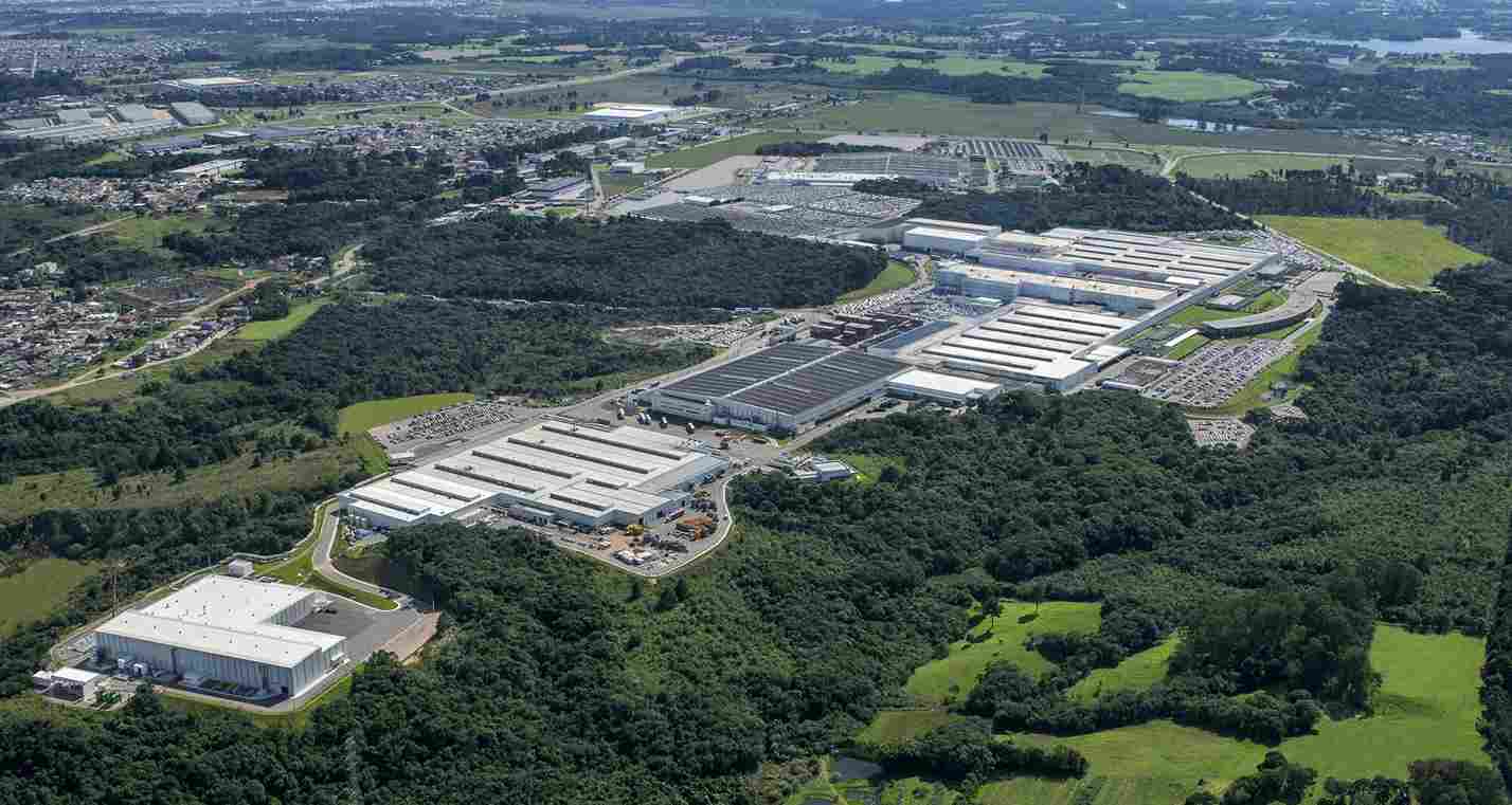 Renault Group ve Geely’nin Brezilya’da stratejik ortaklığını güçlendirdiğini duyuran anlaşmanın görsel sunumu.