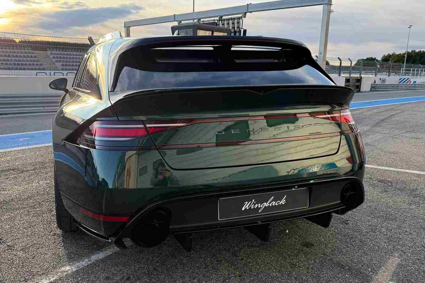 Genesis G90 Wingback konsept tasarımının yandan görünümü