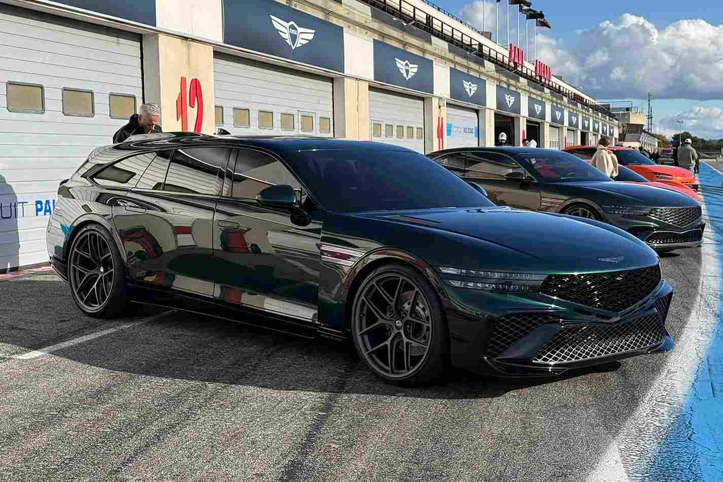 G90 Wingback geniş çamurluk ve yan profil görünümü