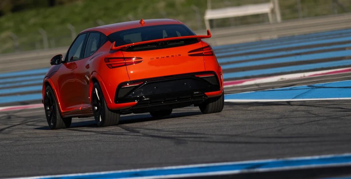 Genesis GV60 Magma arka spoiler ve difüzör detayı