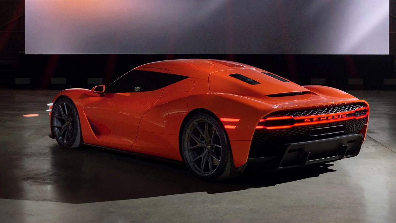 Genesis Magma GT arkadan görünüm ve geniş aerodinamik gövde