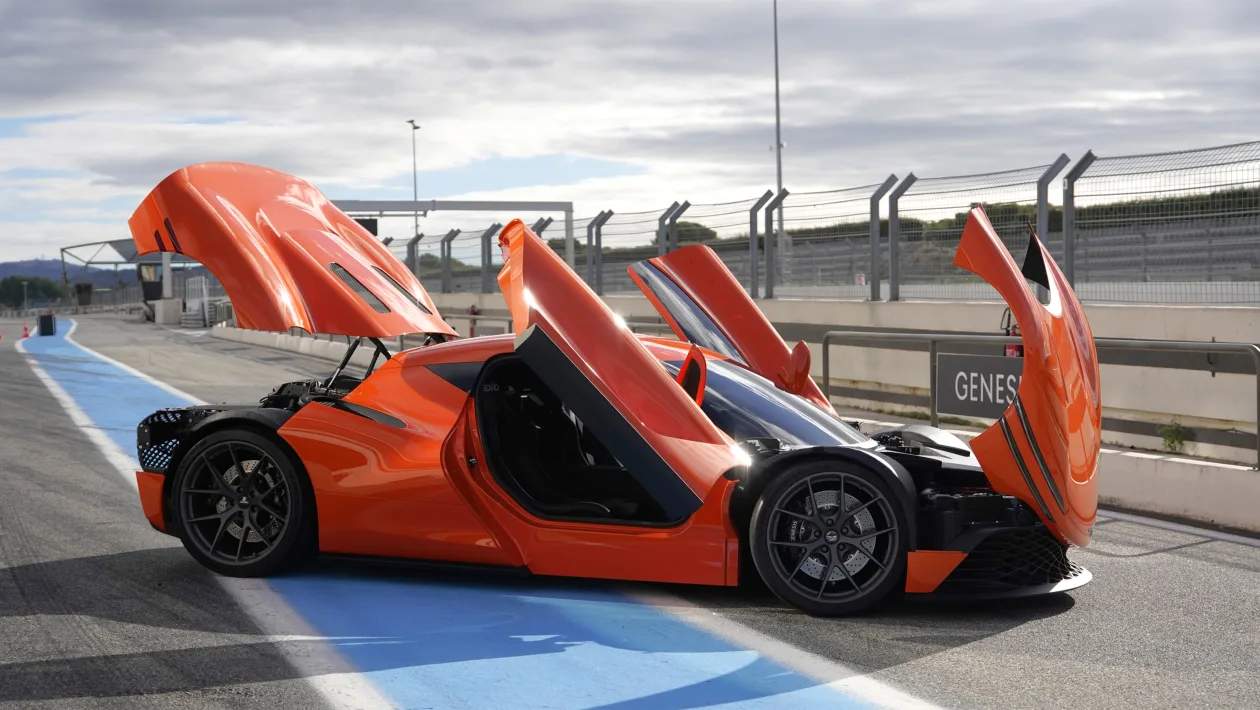Genesis Magma GT konseptinin orta motorlu süper otomobil tasarımı