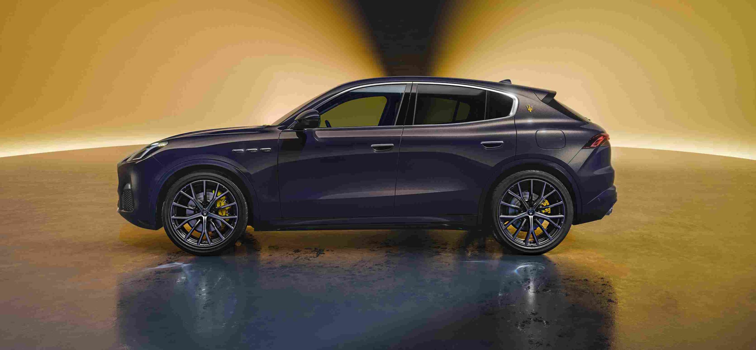 Maserati Grecale Lumina Blu 21 inç Pegaso jantlar ve sarı fren kaliperleri