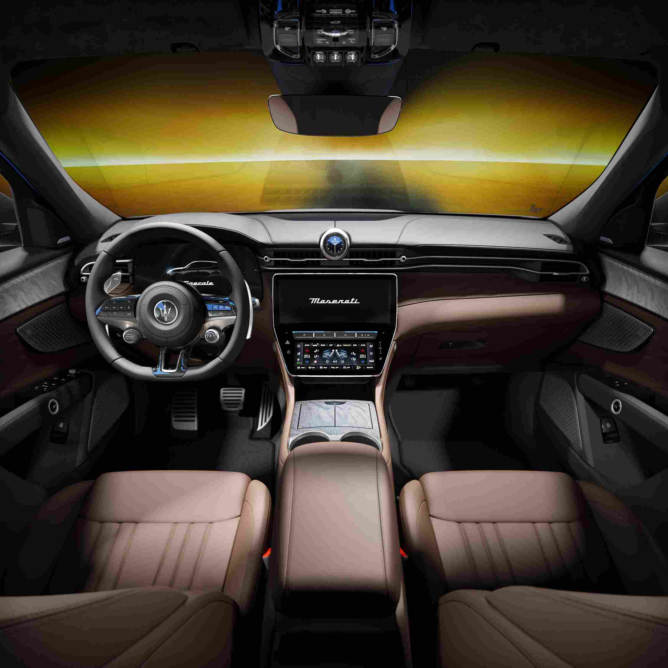 Grecale Lumina Blu kabininde Chocolate premium deri döşeme ve burl wood kaplamalar