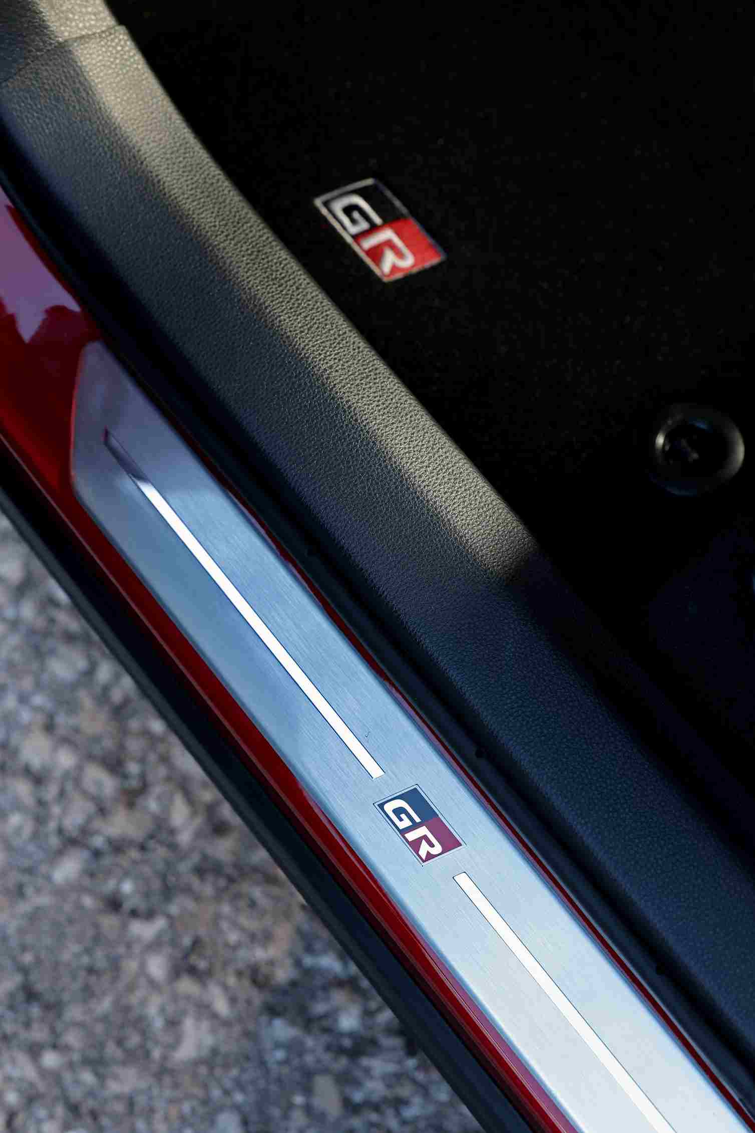 Toyota C-HR Hybrid GR SPORT iç mekân detayları