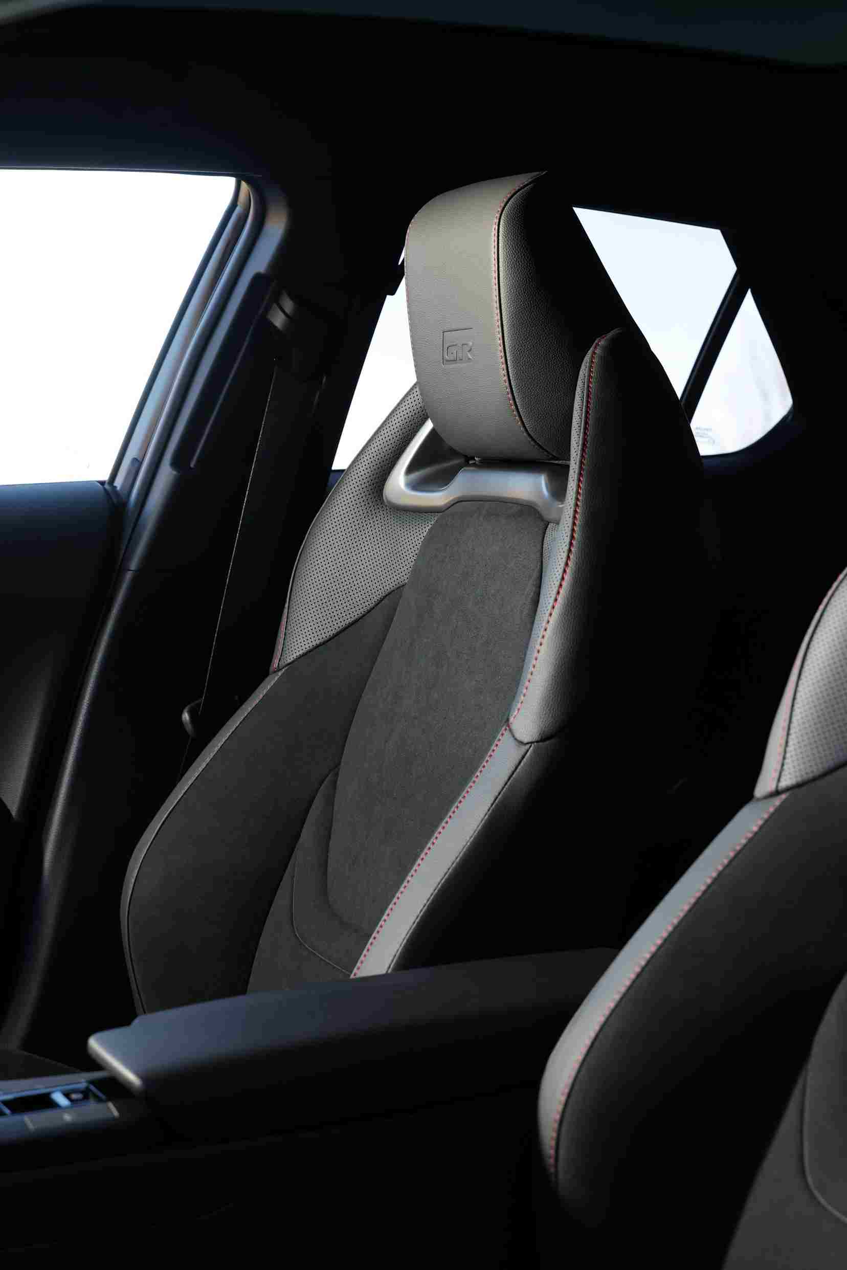 Toyota C-HR Hybrid GR SPORT iç mekân detayları