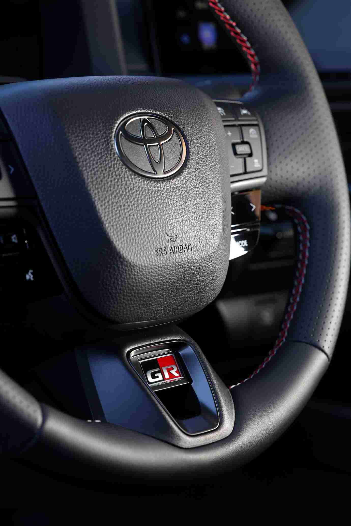 Toyota C-HR Hybrid GR SPORT iç mekân detayları