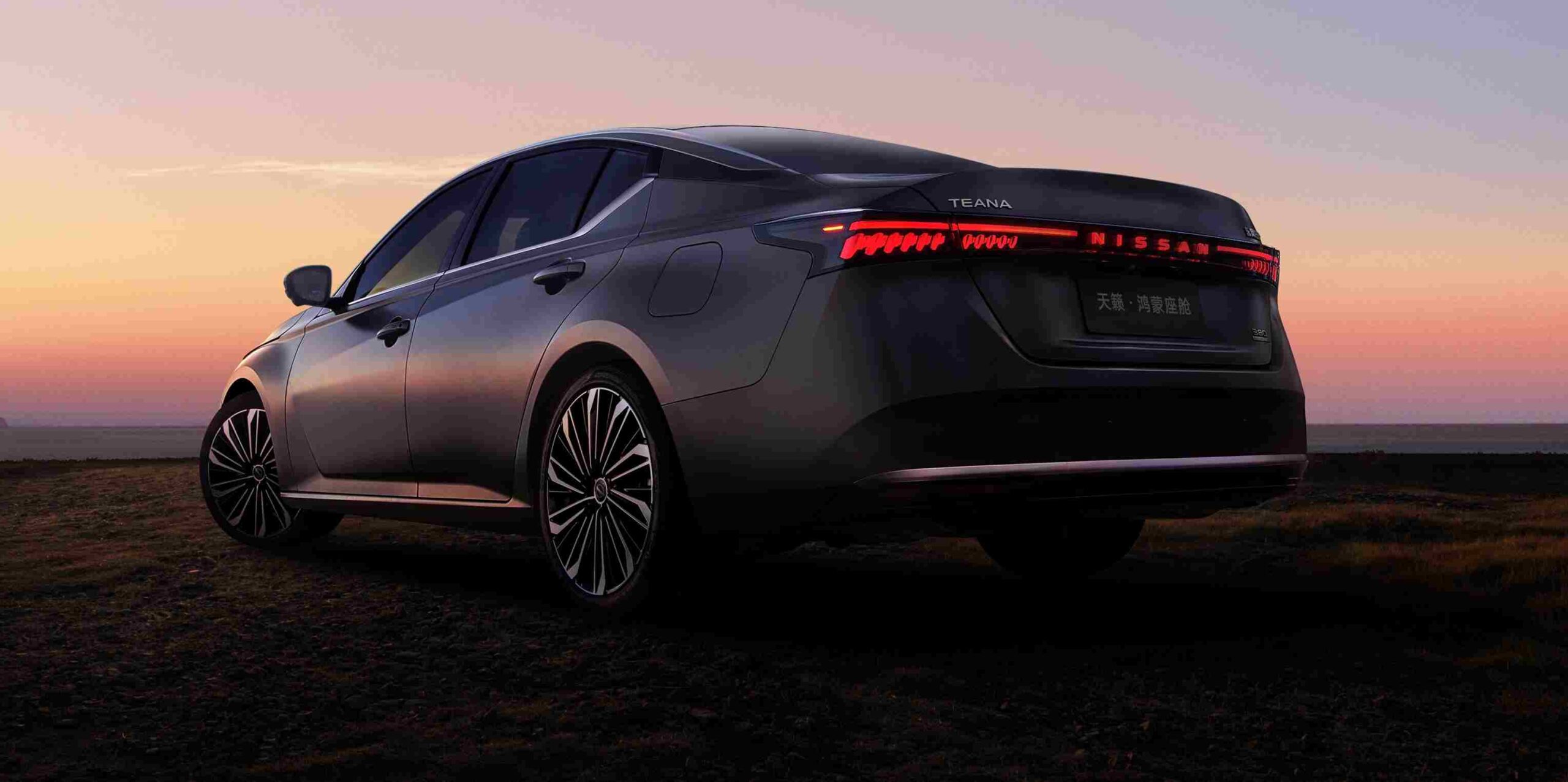 Sandstone Gray renkli yeni Nissan Teana’nın arka tasarım detayları.