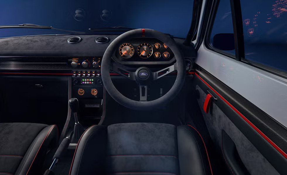 Boreham Motorworks atölyesinde üretilen yeni Escort Mk1 RS iç görsel