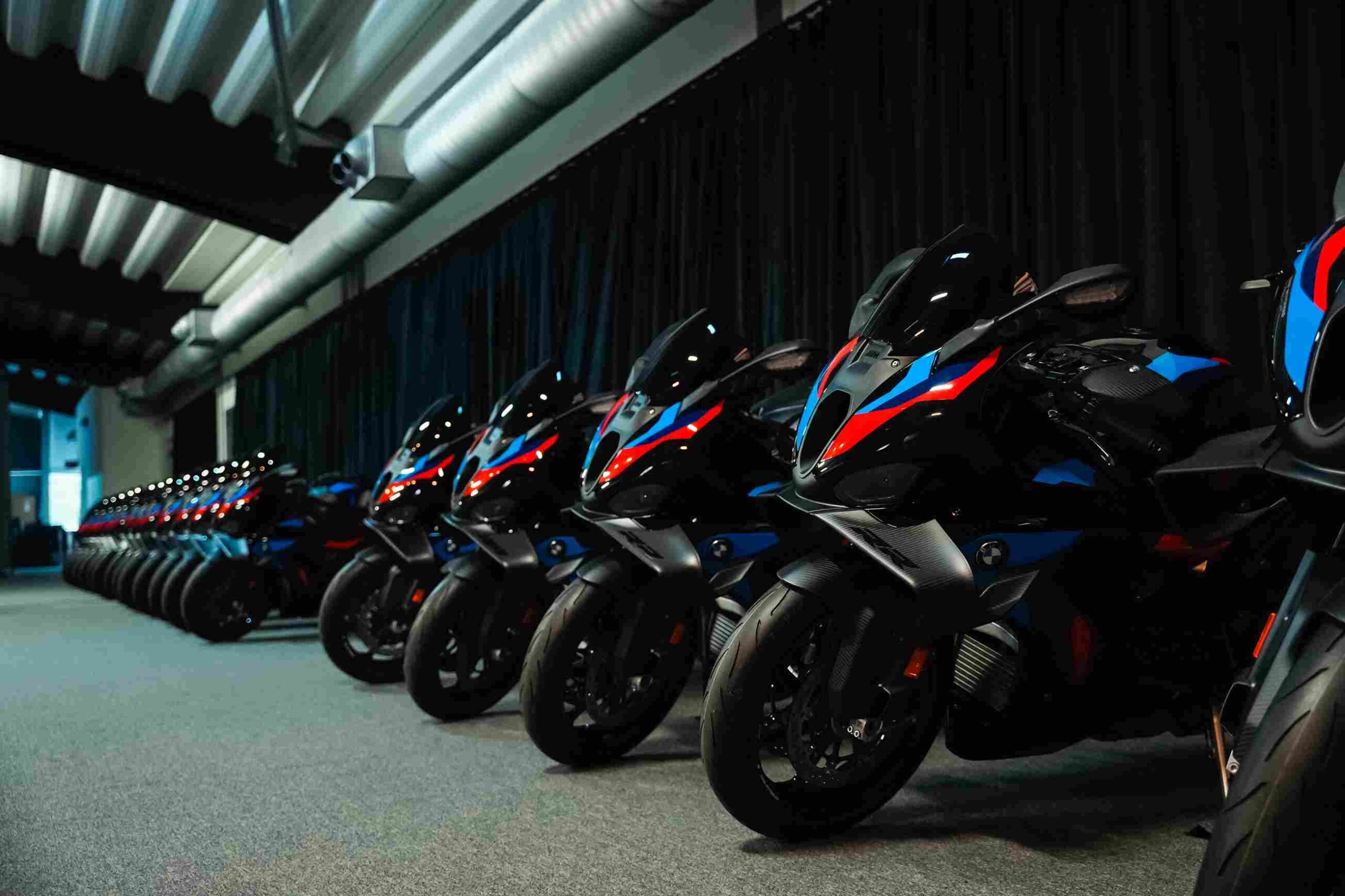 Toprak Razgatlıoğlu imzalı BMW M 1000 RR Champions Edition özel seri