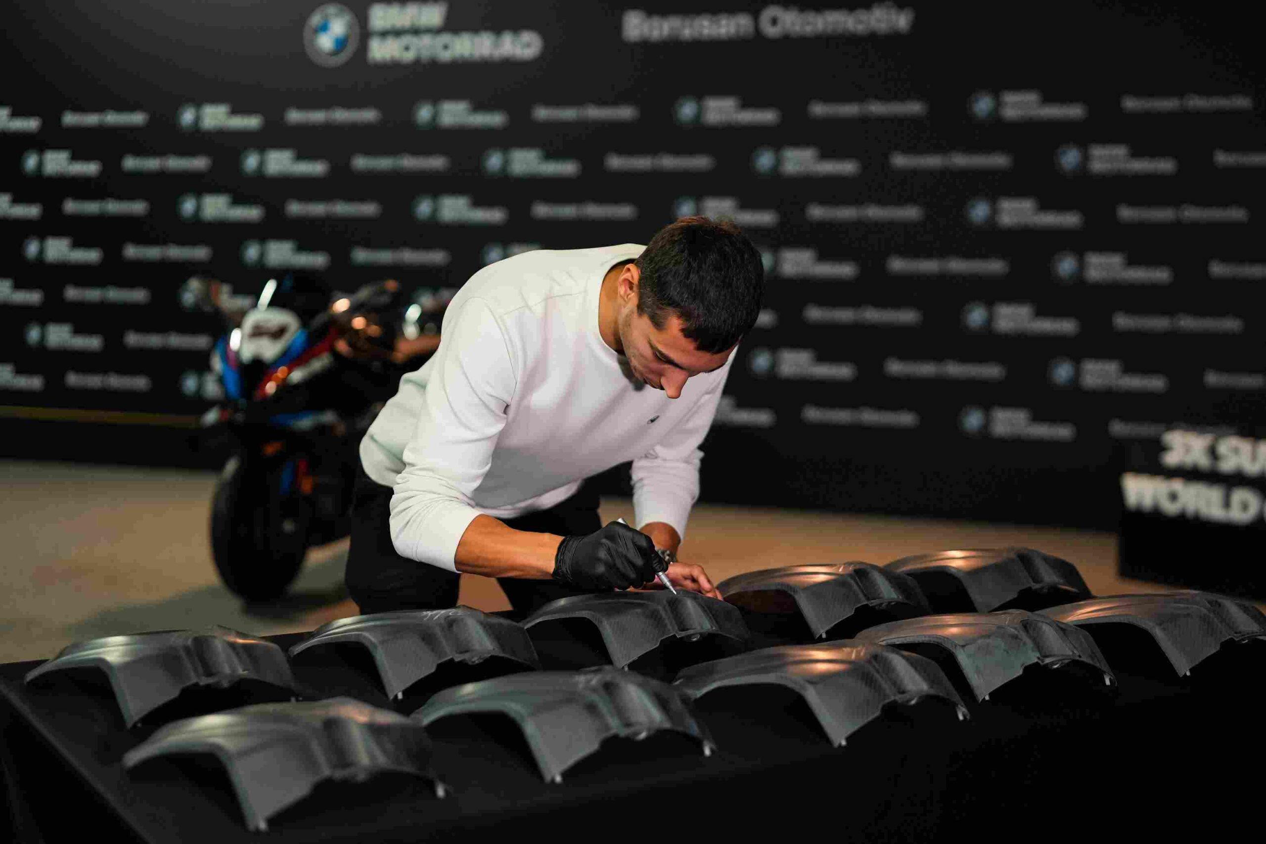 Toprak Razgatlıoğlu imzalı BMW M 1000 RR Champions Edition özel seri