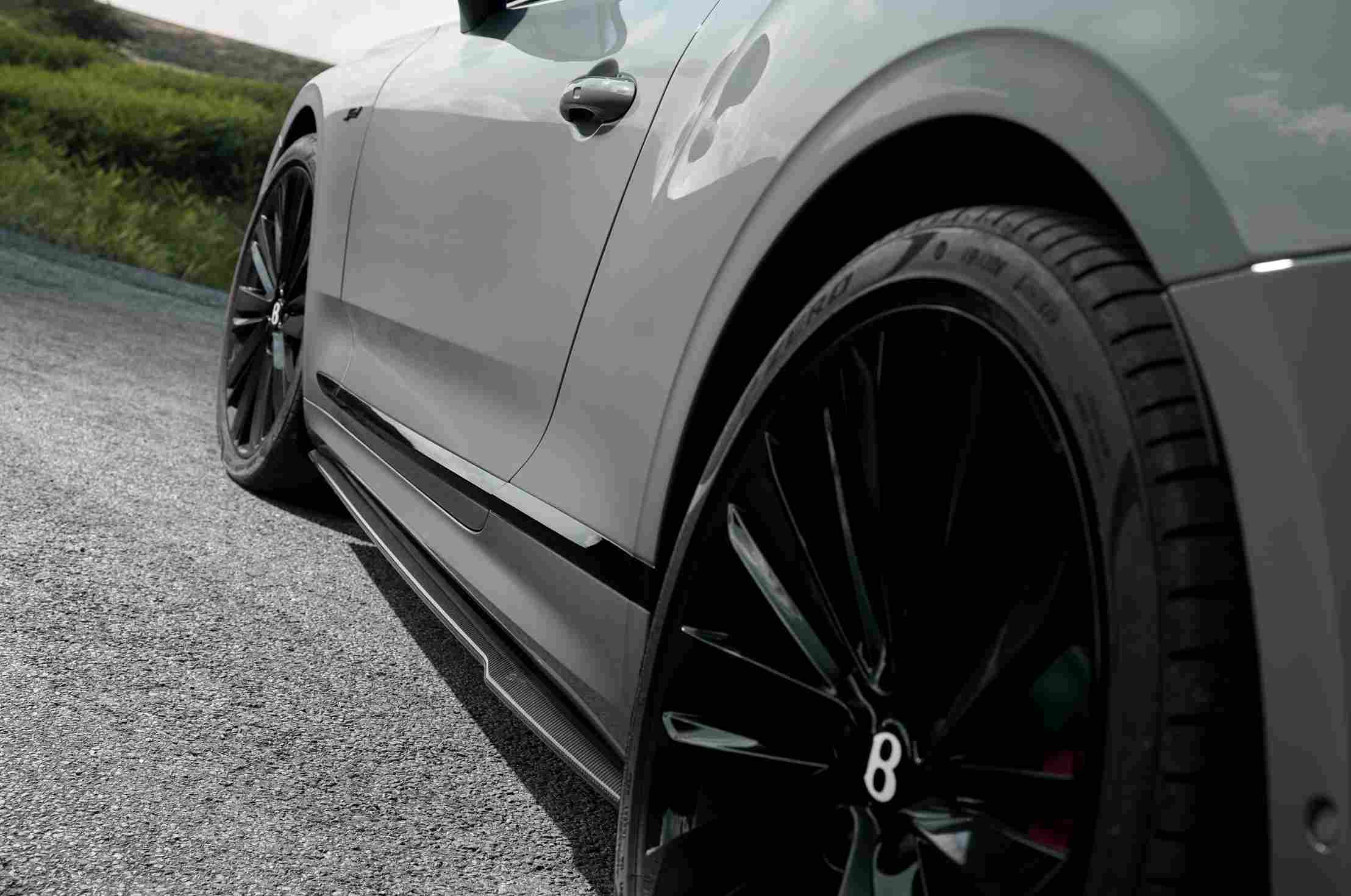 Bentley Flying Spur karbon fiber marspiyel detayı