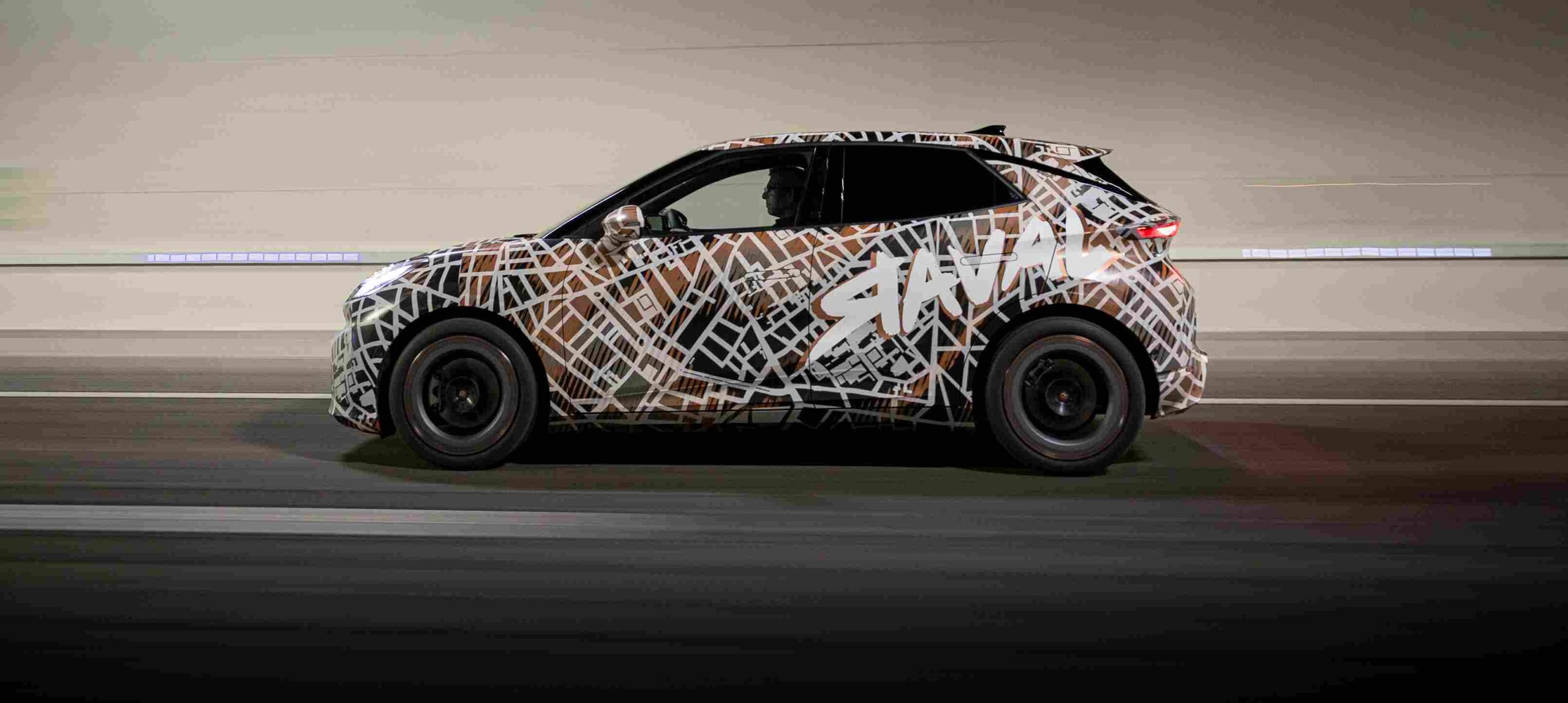 CUPRA Raval prototipinin kamuflajlı test sürüşü