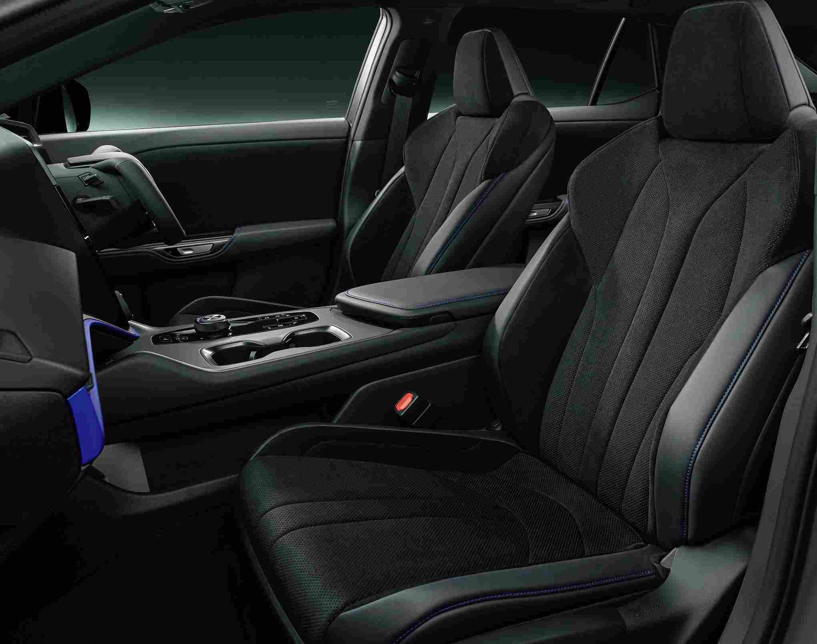 Lexus RZ 600e F SPORT Performance iç mekân