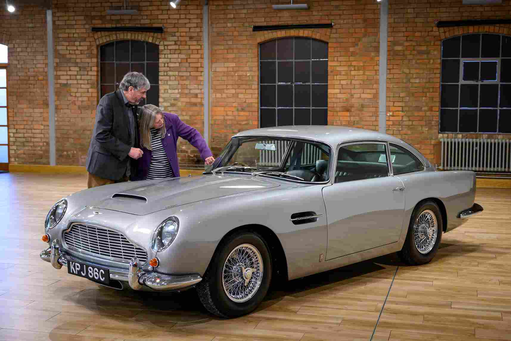 aston martin db5 restorasyonu silver birch