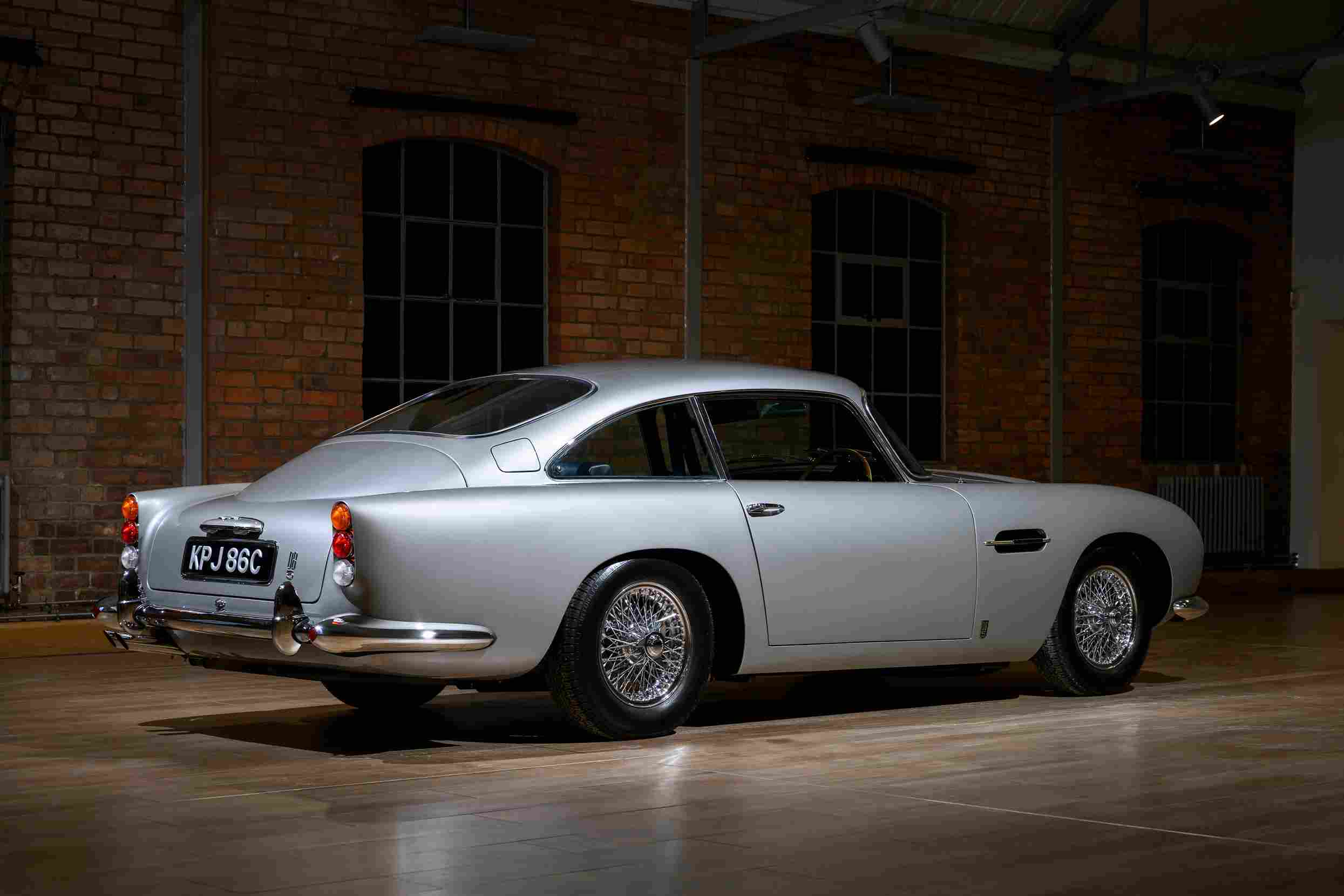 aston martin db5 restorasyonu silver birch