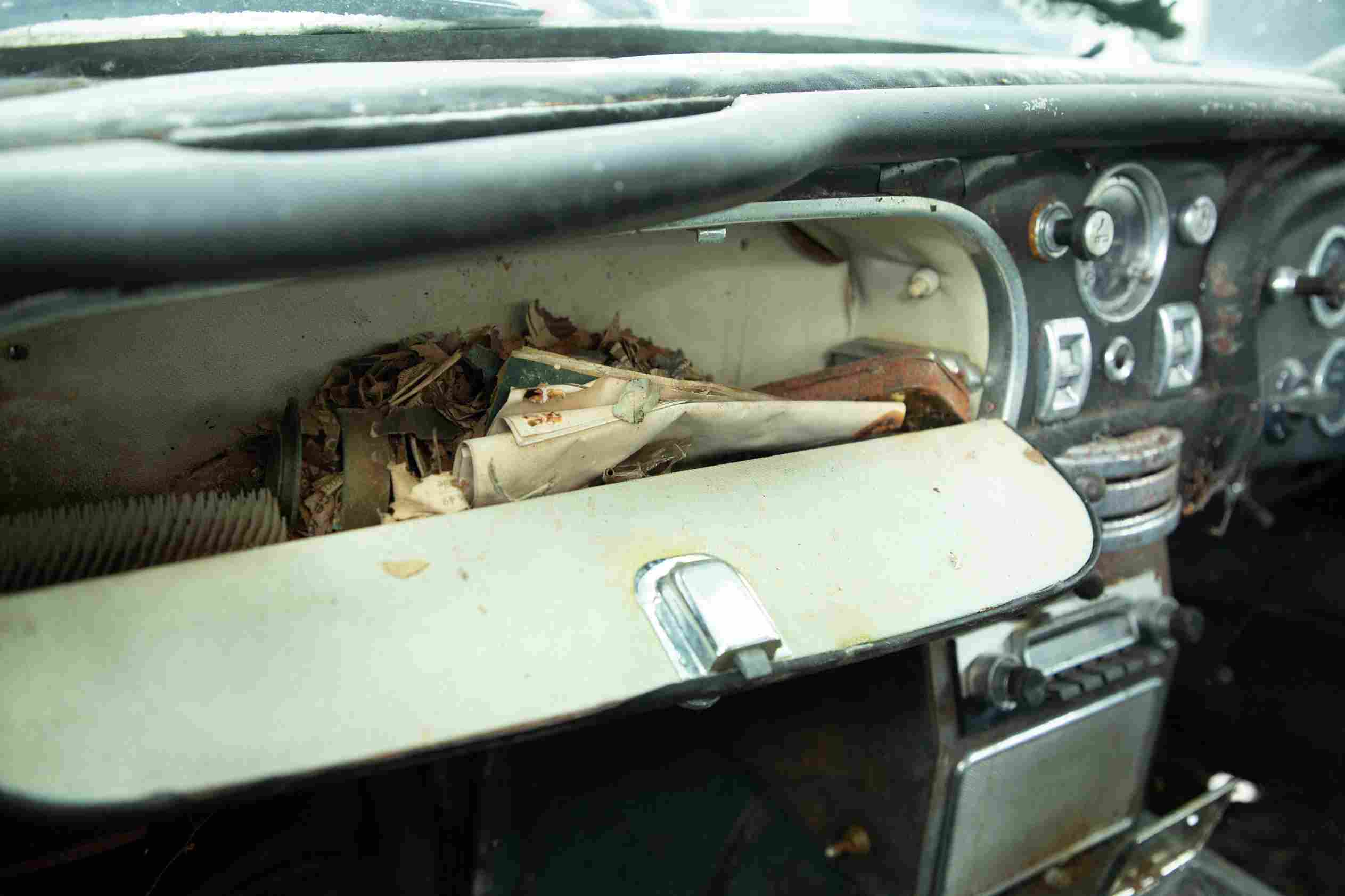 klasik aston martin db5 iç mekan panel restorasyon