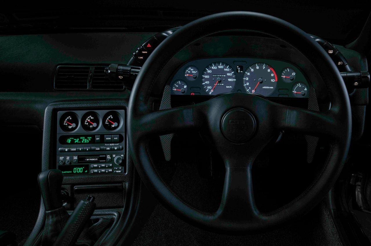 Nissan’ın elektrikli GT-R R32 araştırma projesi modern iç mekan