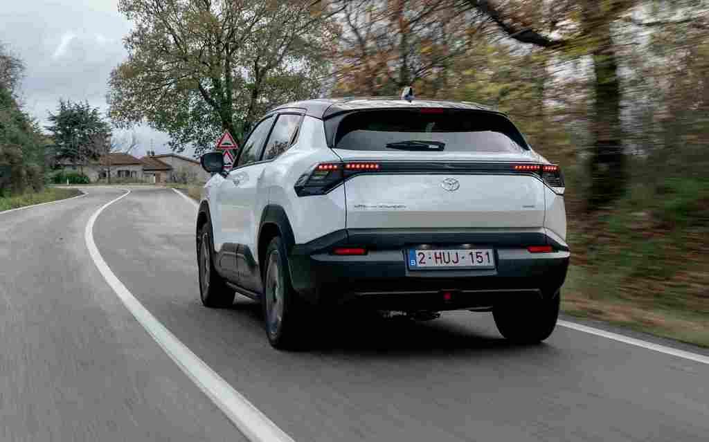 Yeni Toyota Urban Cruiser elektrikli SUV arkadan görünüm