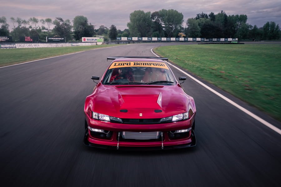 Silvia S14 ön yüzlü Ferrari 456 GT pistte
