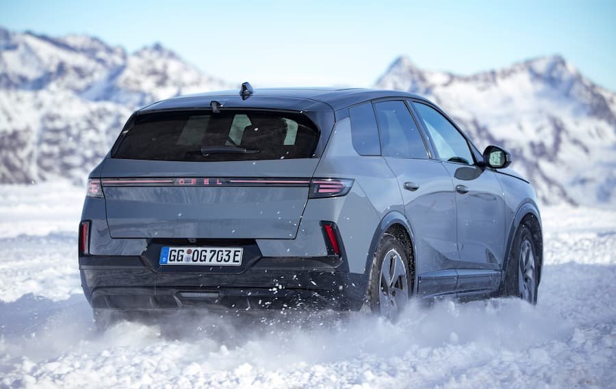 Opel Grandland Electric AWD karlı yolda