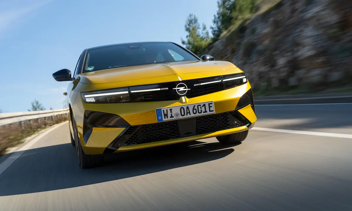 2026 Opel Astra LED Aydınlatma ve aydınlatmalı logo