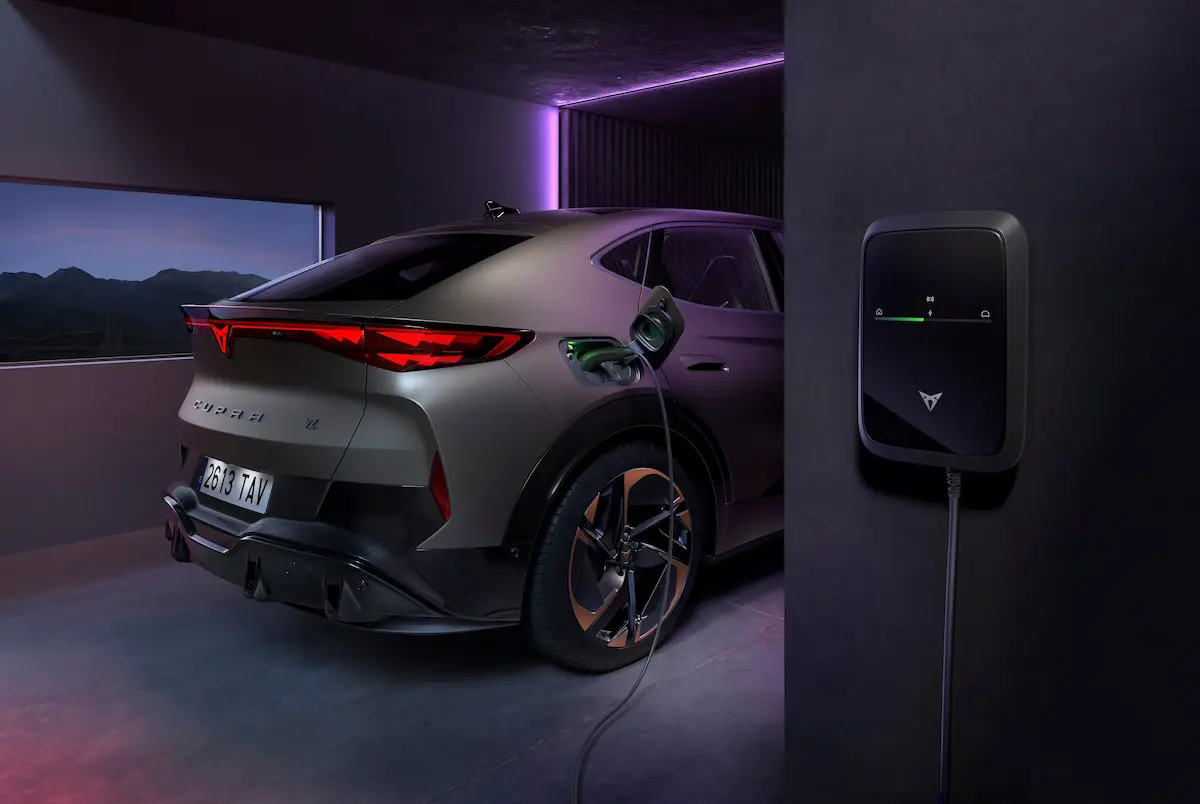 Yenilenen CUPRA Tavascan arka aydınlatma grubu ve difüzör tasarımı