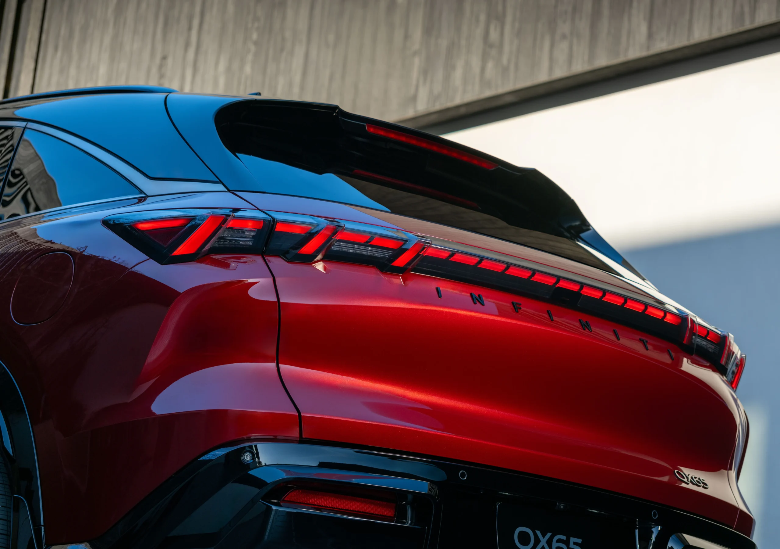 2027 Infiniti QX65 fastback SUV modelinin arka görünümü