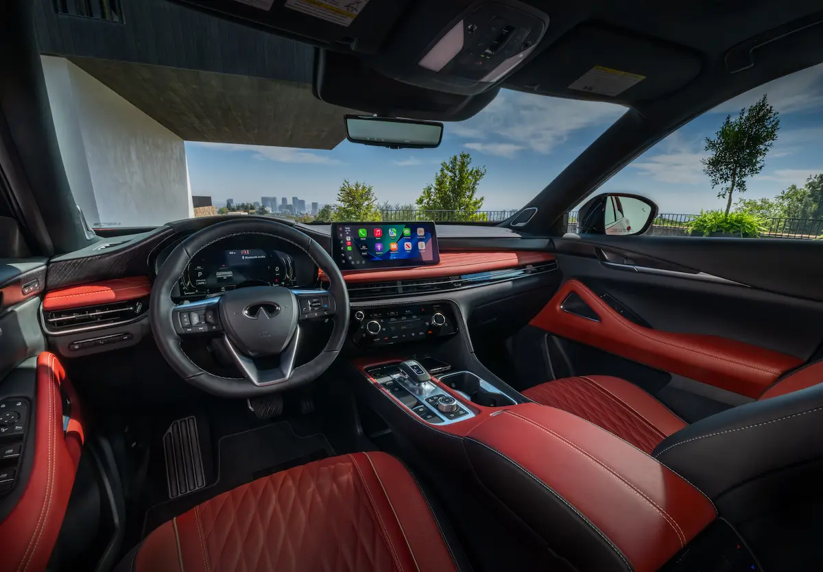 2027 Infiniti QX65 modelinin çift ekranlı premium iç mekan tasarımı