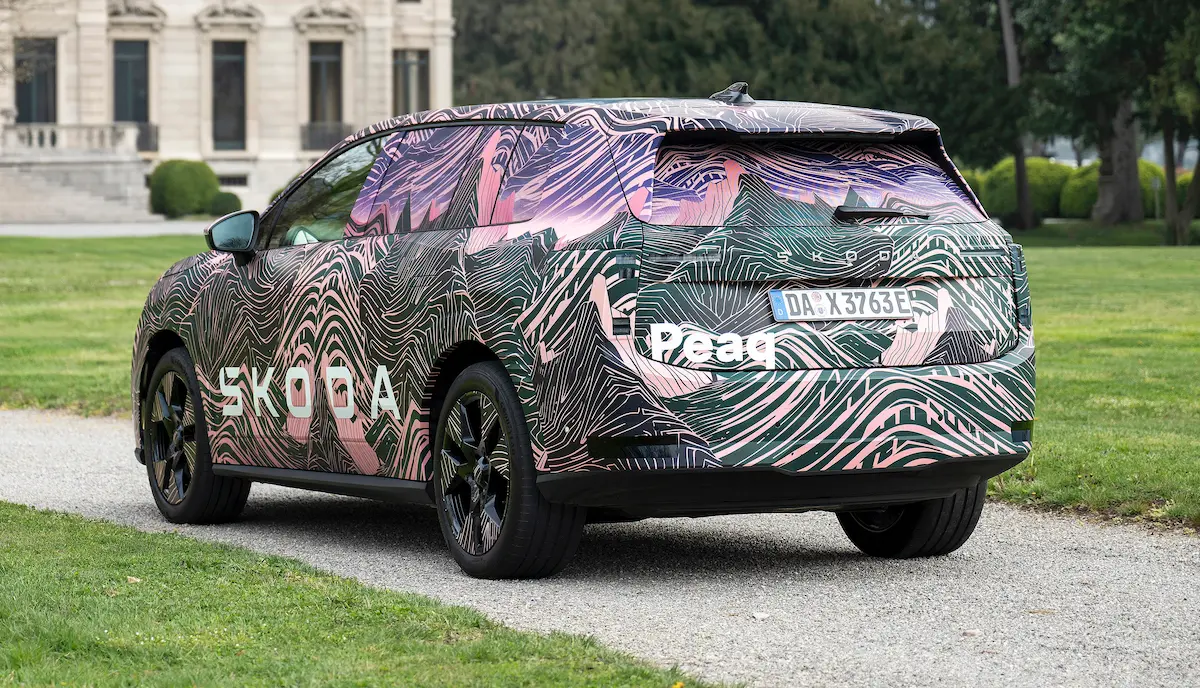 2026 Skoda Peaq modelinin ince LED stop lambalarına sahip arka tasarım detayı