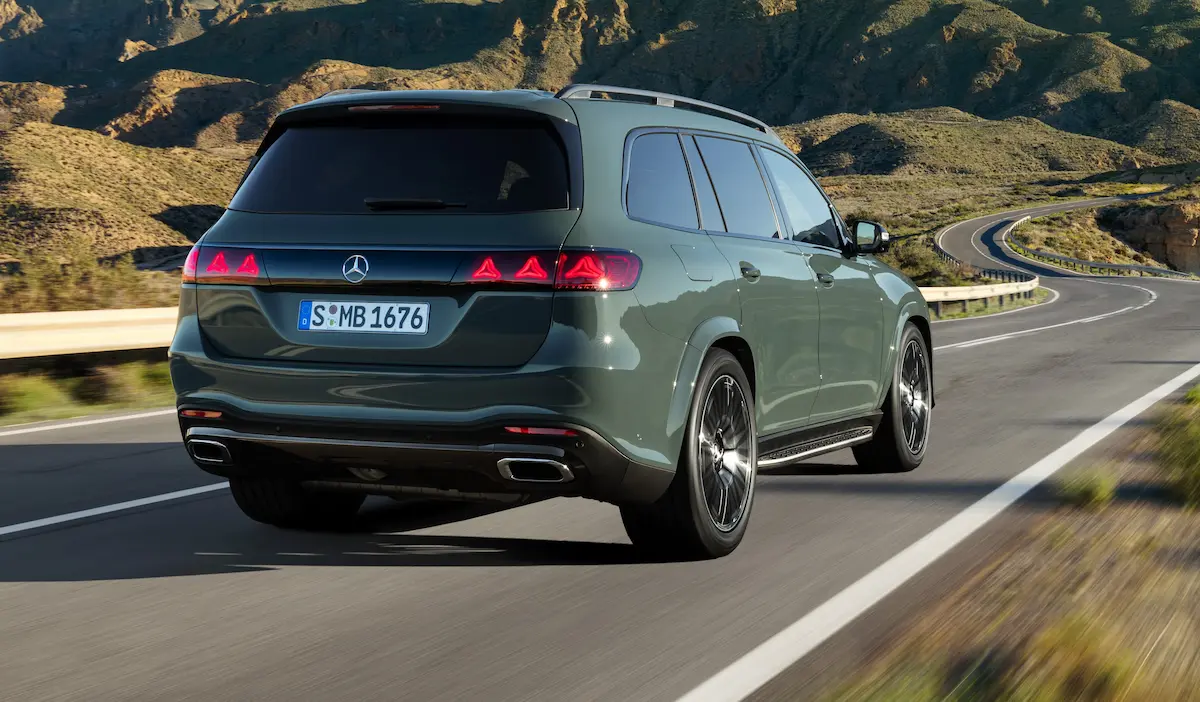 Yeni GLS arka stop tasarımı ve geniş gövde yapısı